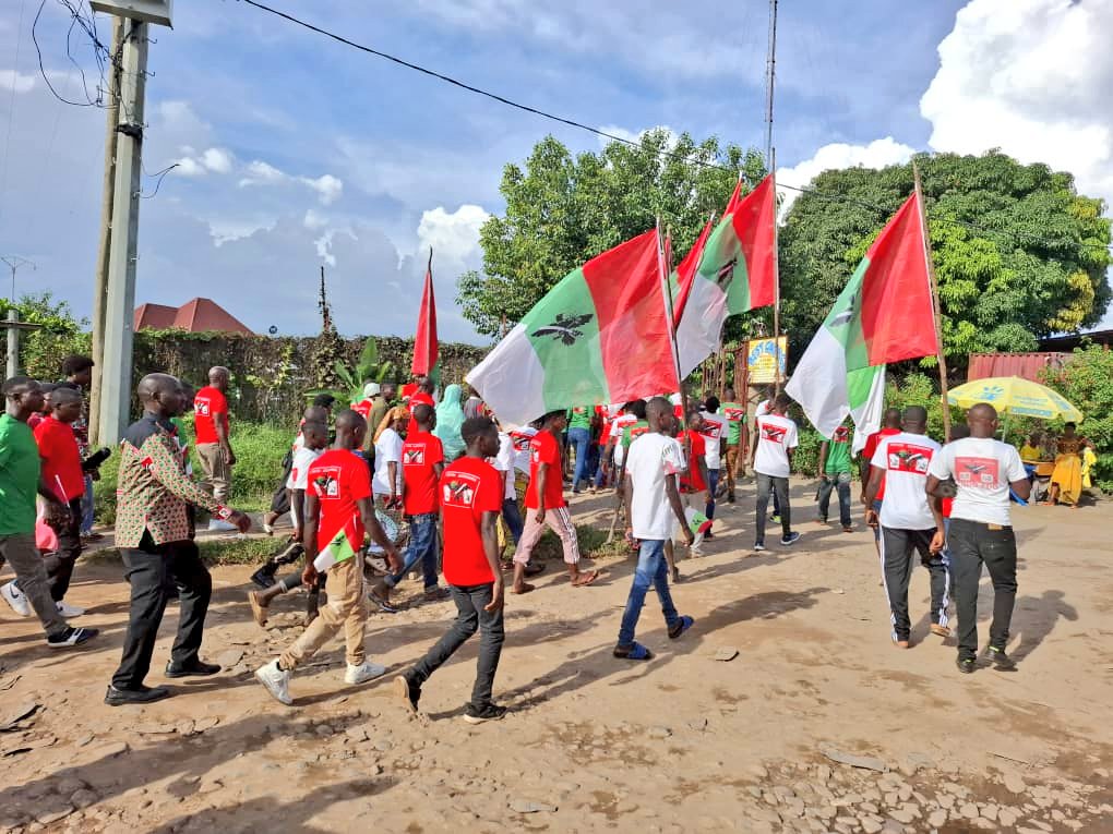 2/3 🗳️ #Venant_NZISABIRA et #François_HAKIZIMANA (Secrétaire du <a href="/CnddFdd/">CNDD-FDD</a> /Rubirizi) ont affirmé que Gahahe est non seulement paisible, mais aussi stratégiquement prête pour une victoire écrasante du <a href="/CnddFdd/">CNDD-FDD</a> 🦅. Une colline peuplée, engagée, et déjà en route vers le succès !