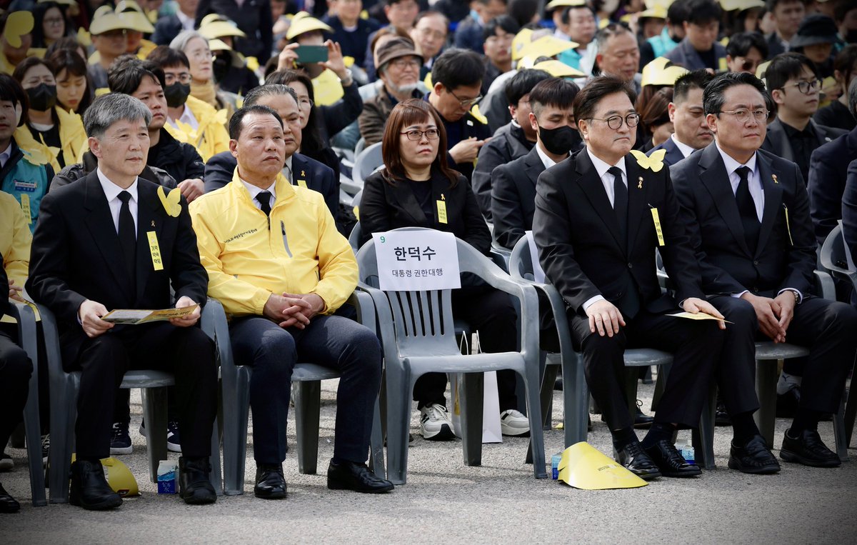 ahnho065's tweet photo. 세월호 기억식엔 빈자리, 기업 순회엔 풀스케줄.
국민 아픔은 외면하고, 권력에 기웃대는 사람은 
공직자 자격 없습니다. https://t.co/Mv8PdzHQ1v