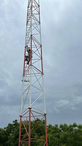 📡 Fixed Wireless: High-speed internet with no need for cables! 

Fixed wireless internet uses radio signals from towers to provide a broadband connection. It’s a great alternative in rural areas where fiber or cable isn’t available.