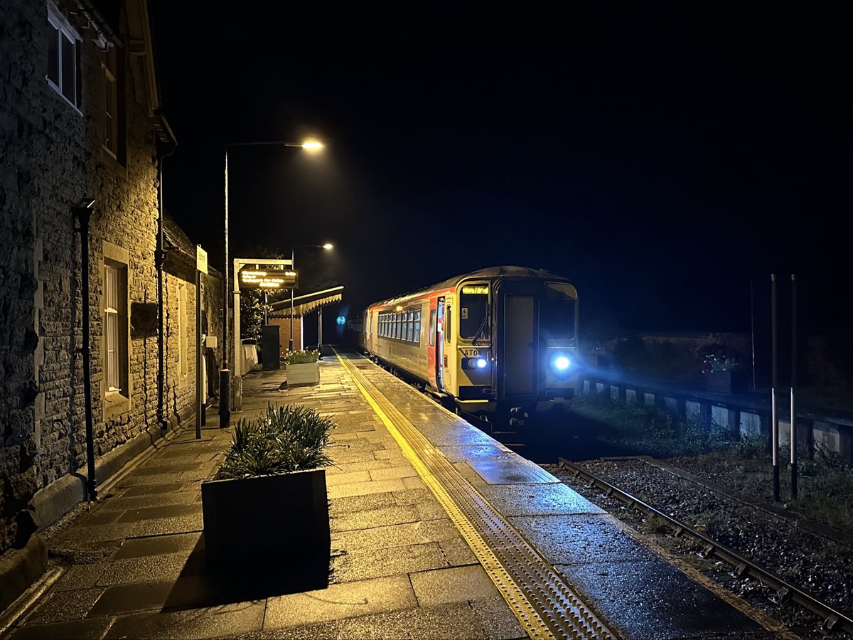 WalnutRede's tweet image. The final up service (2M10) draws to a stand at @BucknellStation conveying tail traffic too. 153303 with 153552 on the back. Plenty of accommodation for the passenger (yes just the one!) #heartofwalesline