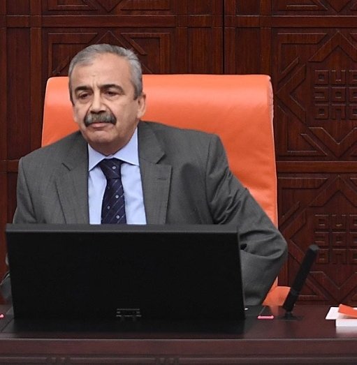 Renkli kişiliğin ve Doğallığınla sevdik seni sanata ve sanatçıya hep ayrı değer verirdin insallah tez zamanda sağlığına kavuşursun <a href="/sirsureyya/">Sırrı Süreyya Önder</a>