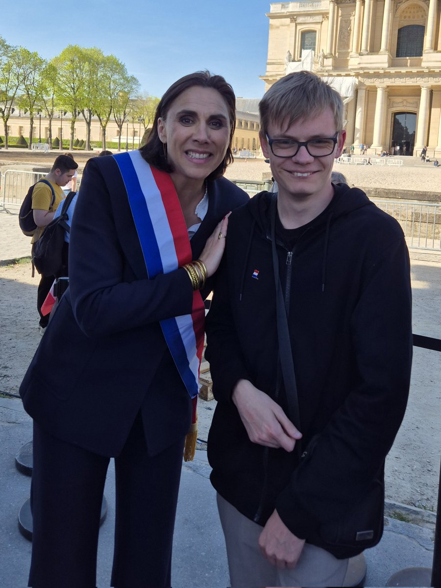 🎂 Joyeux anniversaire à ma députée préférée et porte parle du groupe RN à l'Assemblée ! 🎀 <a href="/LaureLavalette/">Laure Lavalette</a>