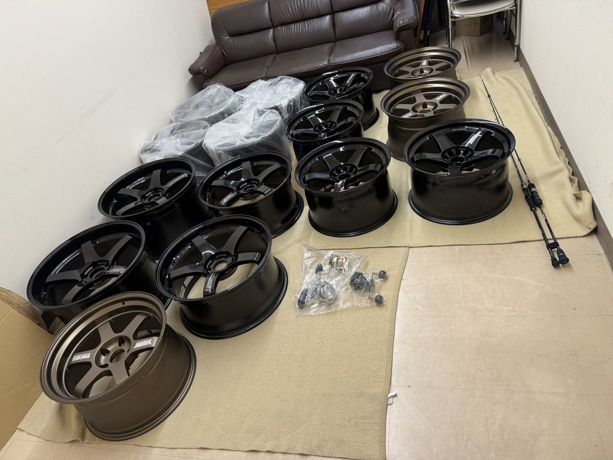 gin348's tweet photo. 会社から盗まれた物の"一部"が警察から返ってきました。

自分で見つけて警察に届け出た物だけ返ってきました。

警察に自分で動くなと言われ
途中から自分で探すのを辞めましたが

探すのを辞めたものは何一つ返ってきませんでした。

警察の言うことを聞かないで探せばよかった

後悔しかない。 https://t.co/QtHhcvwRIA