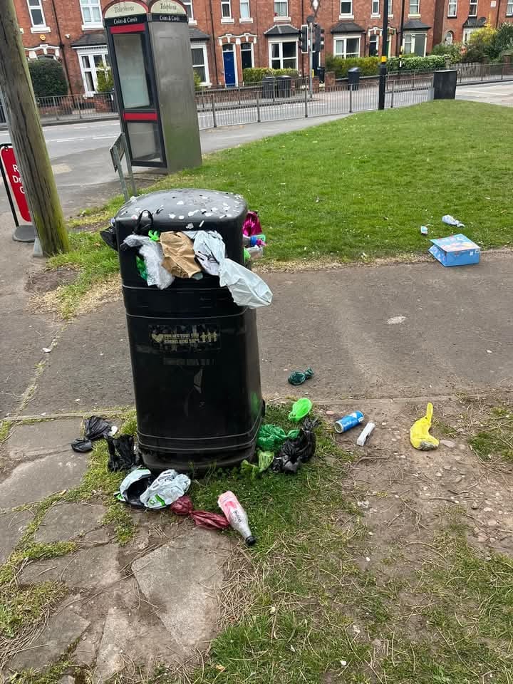 Sutton_Cold's tweet image. Noticeable for the first time in Sutton Coldfield... street bins not being emptied. Presumably staff have been taken off duties to cover for the strikers. Given we have @RoyalSutColTC surely now is the moment to prove it's worth an step in an empty the street bins?