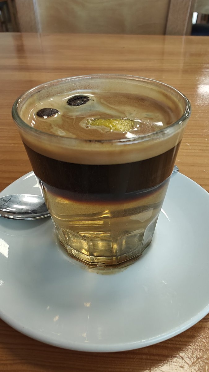 El meu germa esmorzant en El Serruch de Bétera, i jo fent-me un bon cremaet en el Minat xicons jojojo <a href="/pacolonso/">Paco Alonso 🍊👉🦋</a> <a href="/CulturaAlmuerzo/">Cacau D'Or 🍊</a>