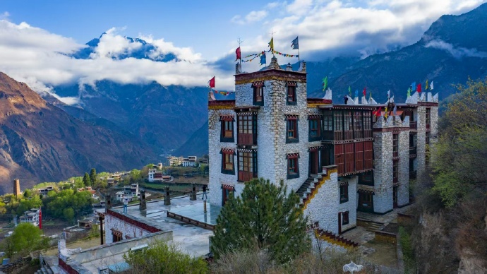 GanziChina's tweet image. Gotta experience the Pear Blossom Festival in Danba, Ganzi! Stay in cozy homestays, groove to Tibetan dances, make tsampa, dress up in traditional Jiarong attire... This cultural immersion is absolutely unforgettable!
#GanziGuide #SpringTrip #Tibetan #culture #Travel #China