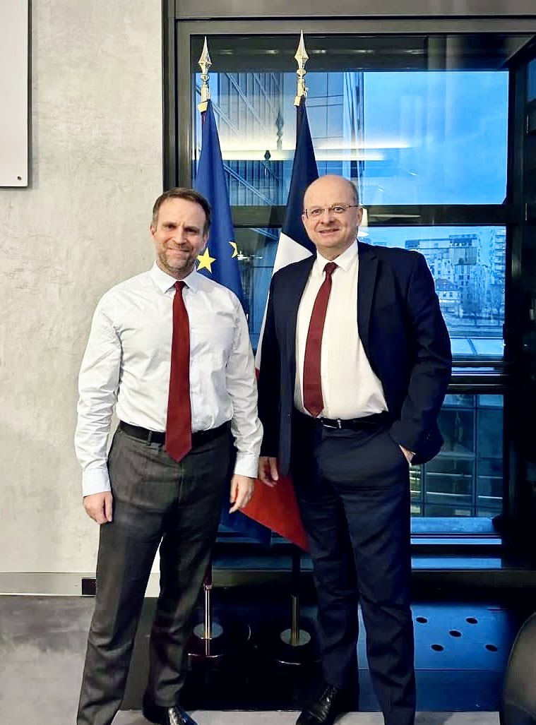 GrudlerCh's tweet image. Très heureux d’accueillir ce jeudi, chez moi à Belfort, notre ministre de l’Industrie et de l’Énergie @FerracciMarc.

Nous travaillons au quotidien pour une industrie plus forte en France et en Europe, et pour une stratégie #hydrogène ambitieuse.
1/2