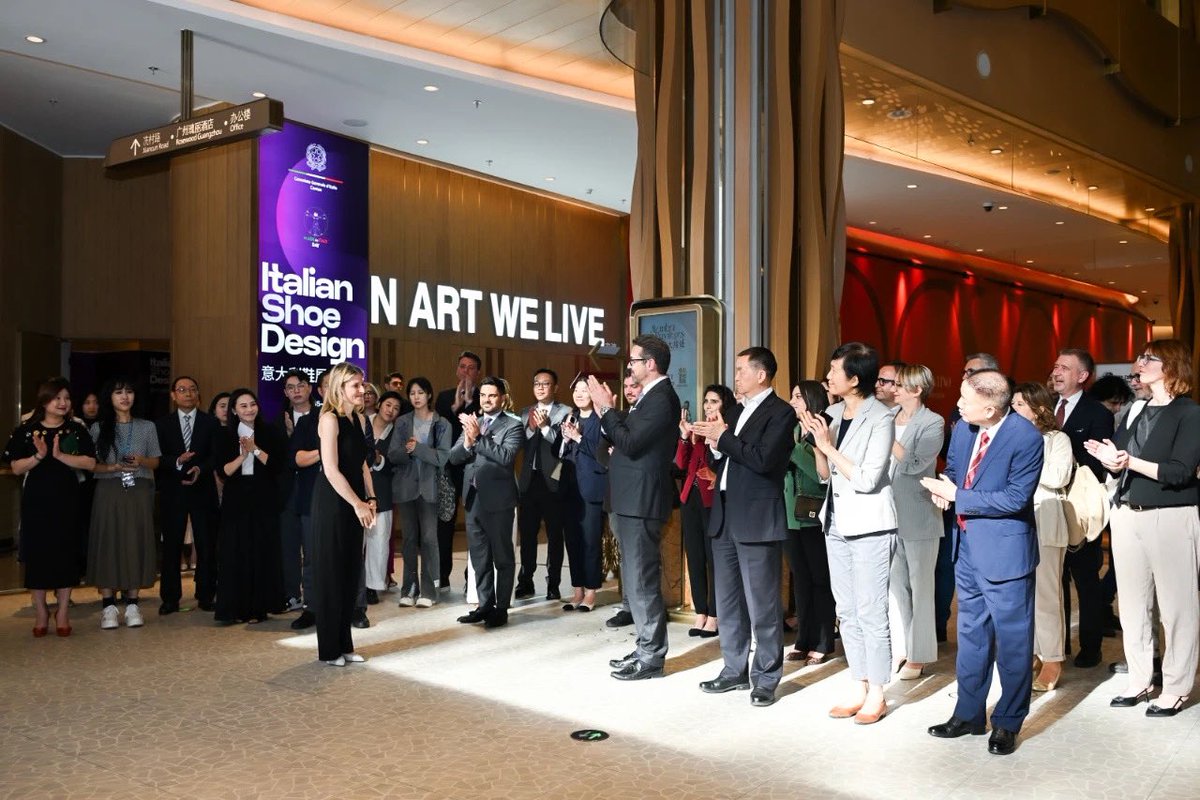 Per la #GiornataMadeInItaly 🇮🇹 abbiamo inaugurato ieri a Canton la mostra Italian Shoe Design, al K11 Art Mall. 31 modelli iconici di calzature femminili, da brand leggendari a giovani designer italiani. Un tributo all’eccellenza del design italiano!