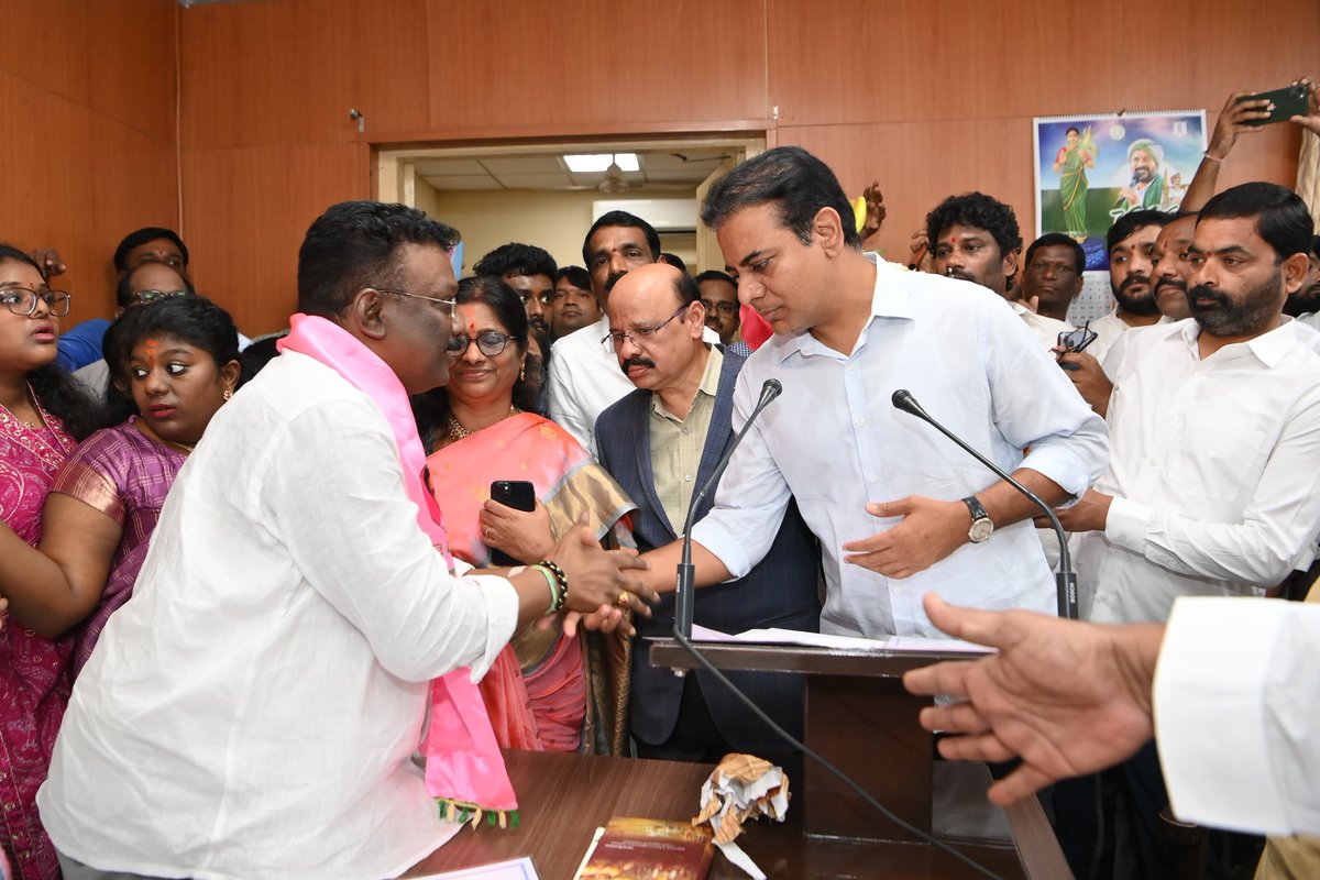 BRS Party (@brsparty) on Twitter photo ఎమ్మెల్యే కోటాలో ఎమ్మెల్సీగా ఎన్నికైన బీఆర్ఎస్ నేత డా. <a href="/sravandasoju/">Prof Dasoju Sravan Kumar</a> ఇవాళ ప్రమాణ స్వీకారం చేశారు.
అసెంబ్లీ ప్రాంగణంలో శాసన మండలి చైర్మన్ గుత్తా సుఖేందర్ రెడ్డి ఆయనతో ప్రమాణ స్వీకారం చేయించారు. ఈ కార్యక్రమానికి మండలి ప్రతిపక్ష నేత మధుసూదనా చారి, బీఆర్ఎస్ వర్కింగ్ ప్రెసిడెంట్ ఎమ్మెల్యే కోటాలో ఎమ్మెల్సీగా ఎన్నికైన బీఆర్ఎస్ నేత డా. <a href="/sravandasoju/">Prof Dasoju Sravan Kumar</a> ఇవాళ ప్రమాణ స్వీకారం చేశారు.
అసెంబ్లీ ప్రాంగణంలో శాసన మండలి చైర్మన్ గుత్తా సుఖేందర్ రెడ్డి ఆయనతో ప్రమాణ స్వీకారం చేయించారు. ఈ కార్యక్రమానికి మండలి ప్రతిపక్ష నేత మధుసూదనా చారి, బీఆర్ఎస్ వర్కింగ్ ప్రెసిడెంట్