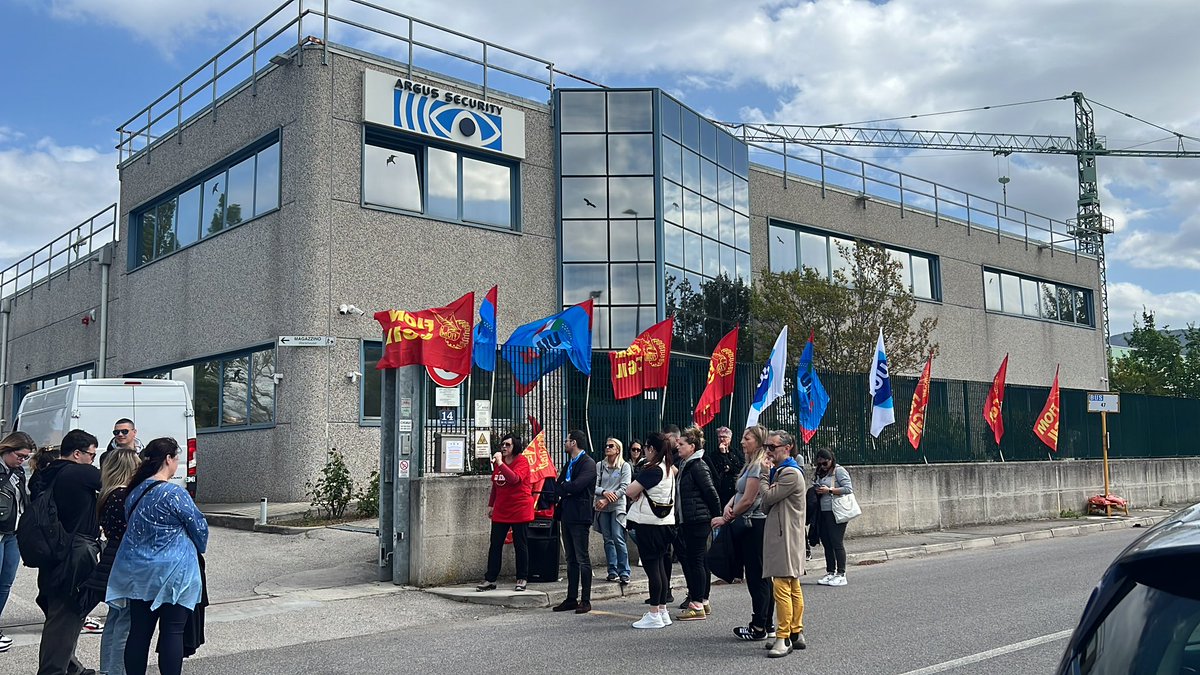 #Sciopero di 8 ore alla <a href="/argus_fire/">Argus Fire &Security</a> di #Muggia a causa del #licenziamento di 3 #dipendenti che l’#azienda ha spiegato per ragioni #economiche, mentre i #sindacati ricordano le continue #assunzioni e i #conti in #ordine <a href="/TgrRaiFVG/">Tgr Rai Friuli Venezia Giulia</a>