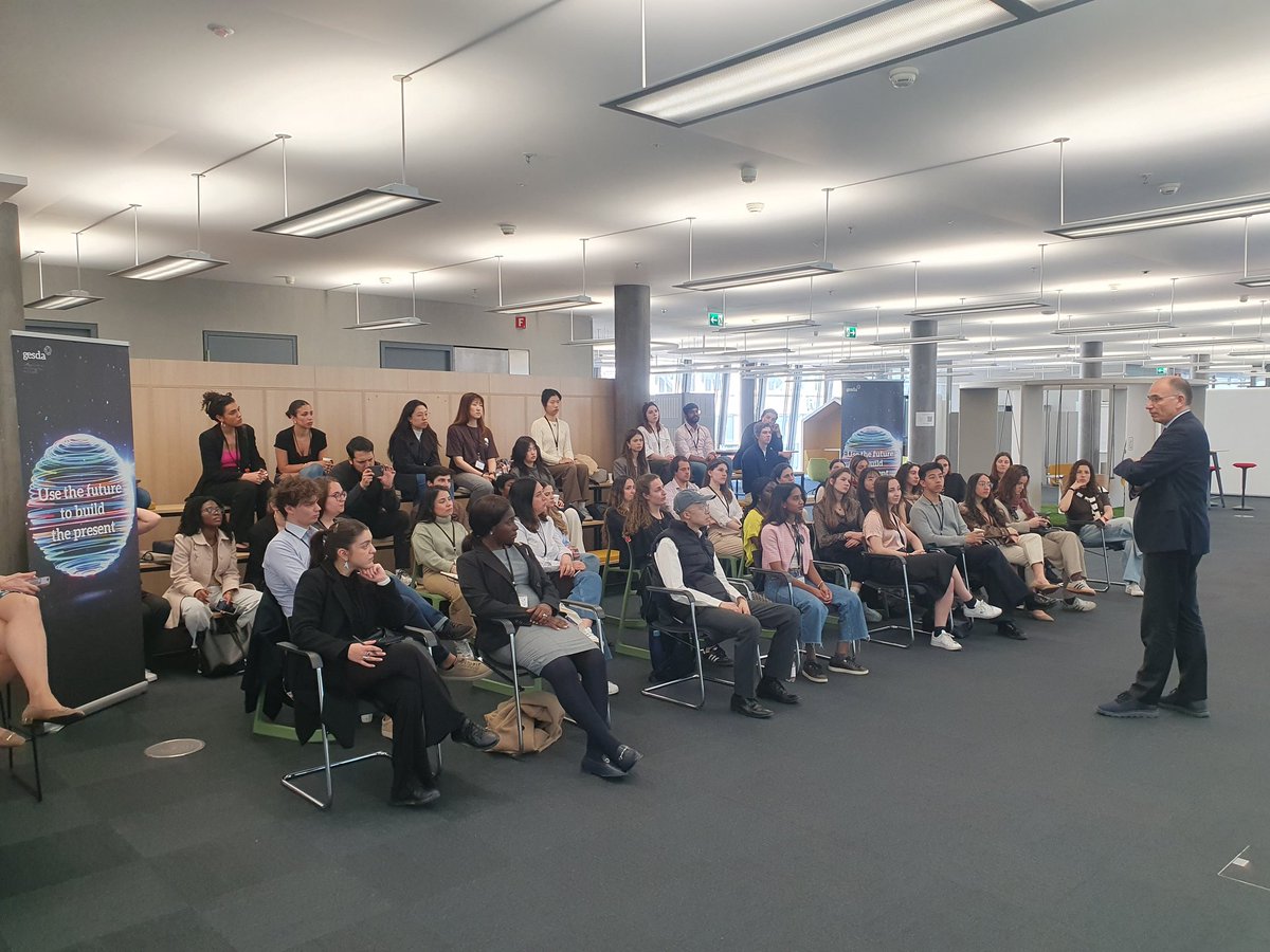 Geneva Science and Diplomacy Anticipator (@gesdaglobal) on Twitter photo Happy to have welcomed students from <a href="/IEuniversity/">IE University</a> to <a href="/Gigaglobal/">Giga</a>'s Connectivity Space Last Week.
The talk with <a href="/EnricoLetta/">Enrico Letta</a>, Daria Robinson and <a href="/DocteurMuller/">Martin Müller</a> focused on the importance of #ScienceAnticipation.
Radar: radar.gesda.global
GCAL: shorturl.at/bbfxT Happy to have welcomed students from <a href="/IEuniversity/">IE University</a> to <a href="/Gigaglobal/">Giga</a>'s Connectivity Space Last Week.
The talk with <a href="/EnricoLetta/">Enrico Letta</a>, Daria Robinson and <a href="/DocteurMuller/">Martin Müller</a> focused on the importance of #ScienceAnticipation.
Radar: radar.gesda.global
GCAL: shorturl.at/bbfxT