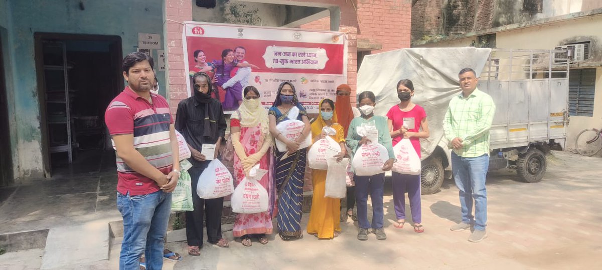 निःक्षय दिवस 15-04-2025 के उपलक्ष में टीबी इकाई काशी विद्यापीठ वाराणसी में गंगा सेवासदन हॉस्पिटल एवं शुक्ला हॉस्पिटल द्वारा गोद लिए हुए क्षय मरीजों को पोषण पोटली का वितरण करते हुए <a href="/Drpiyushrai77/">Dr Piyush Rai</a> <a href="/CMO_VARANASI/">CMO VARANASI</a> <a href="/ntep_UP/">TB Mukt Bharat- Uttar Pradesh</a> <a href="/ntep_ghazipur/">TB Mukt Bharat-Ghazipur (U P)</a> <a href="/NTEPLUCKNOW1/">TB-MUKT-BHARAT:-LUCKNOW (UP)</a> <a href="/TBFREEKVP/">TB Free TB Unit Kashi Vidyapeeth</a>