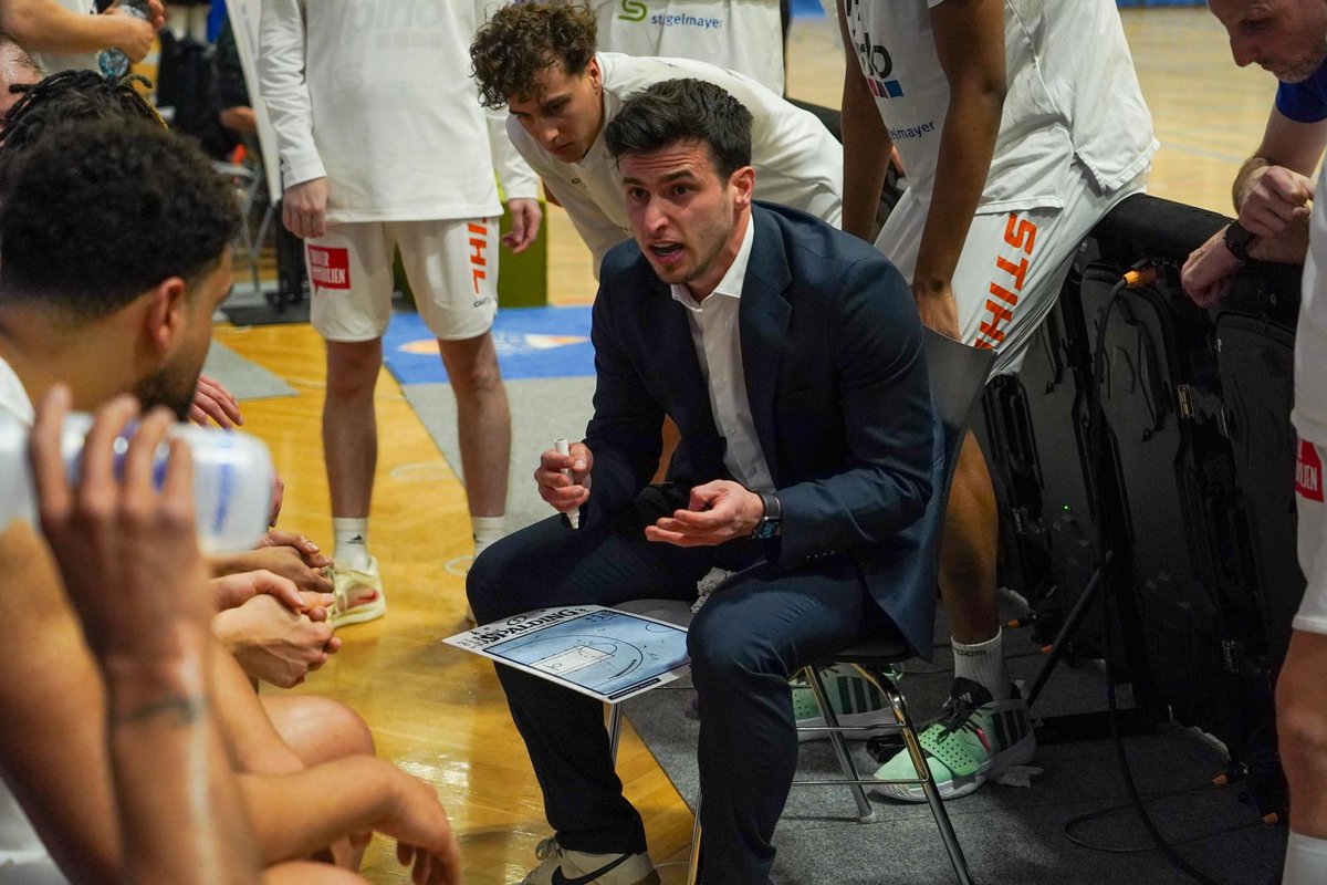 🏀📻 Com cada dimecres avui és dia de '𝑬𝒍 𝑷𝒍𝒂𝒚𝒎𝒂𝒌𝒆𝒓' a <a href="/SERdepbaleares/">SER Deportivos Baleares</a>

🇦🇹 Avui parlarem amb <a href="/XaviMascaroPons/">Xavi Mascaró</a>, entrenador menorquí que està disputant les semifinals del playoff d'ascens a Primera Divisió austriaca

⏰️ A partir de les 15:40 hores