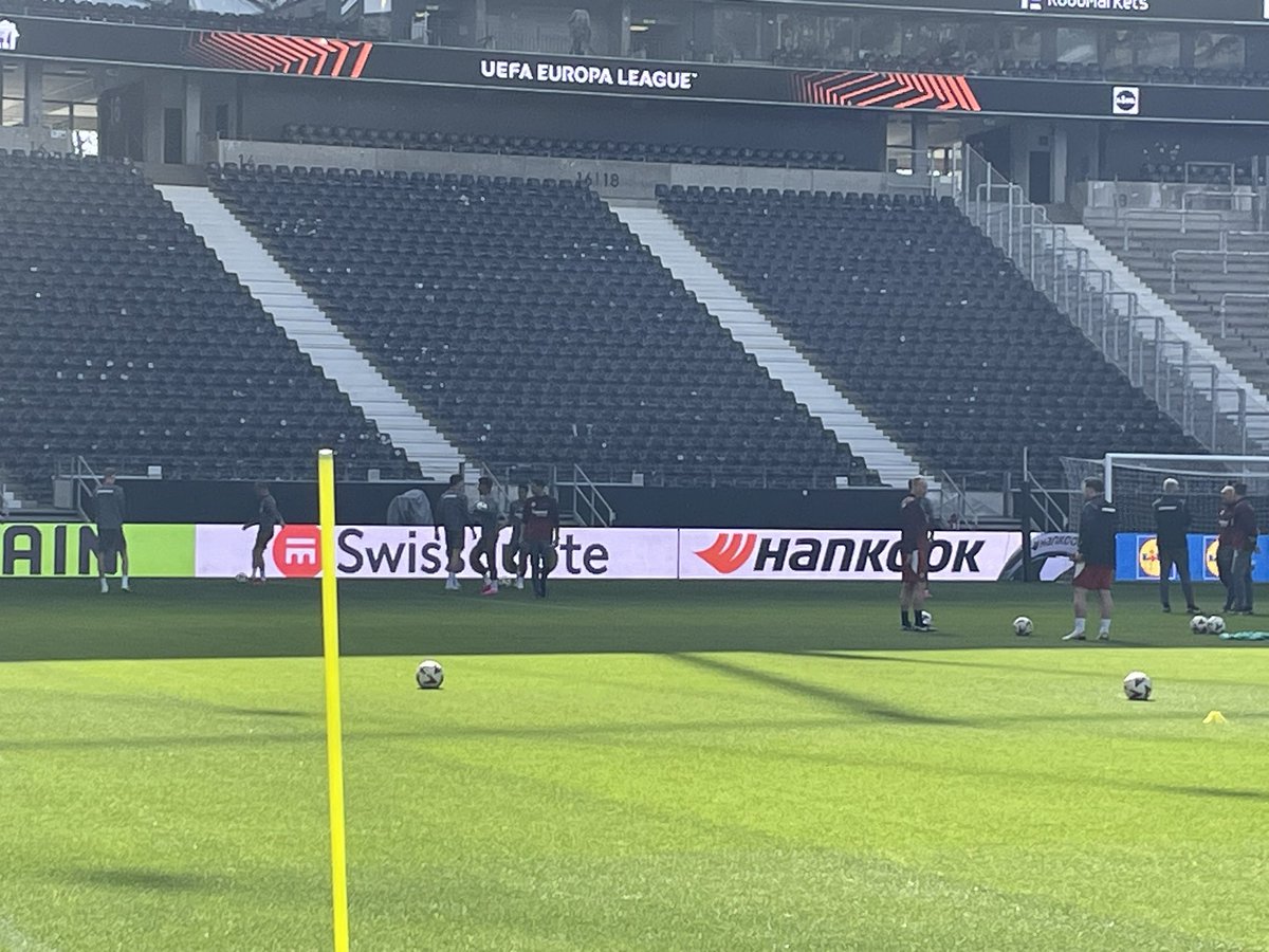 Gute Nachricht vor Beginn. Ansgar #Knauff betritt grinsend den Platz. Schießt direkt mal aufs Tor.

#SGE #SGETOT #Eintracht