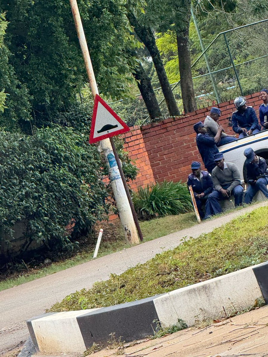advocatemahere's tweet photo. 🔸Good day @PoliceZimbabwe, 

Why have armed riot police been deployed to the @UniversityOfZim? What role is there for the police in a labour dispute? How does this conduct sit with the constitutional right to fair labour practices?

We need new leaders.🇿🇼 https://t.co/TIF5xFTjZ2
