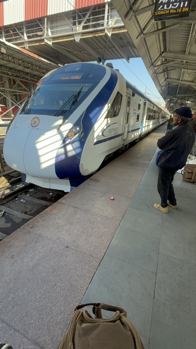 kunalgupta5689's tweet photo. Today Vande Bharat 20911 NGP – late by 30 mins again. Tired of the false claims of “on-time arrival.” Worst service, zero reliability. Stop fooling passengers with fake promises. #VandeBharat #IndianRailways #DelayExpress

@RailMinIndia @IRCTCofficial @RailYatri @RailwaySeva https://t.co/msL1UISGYs