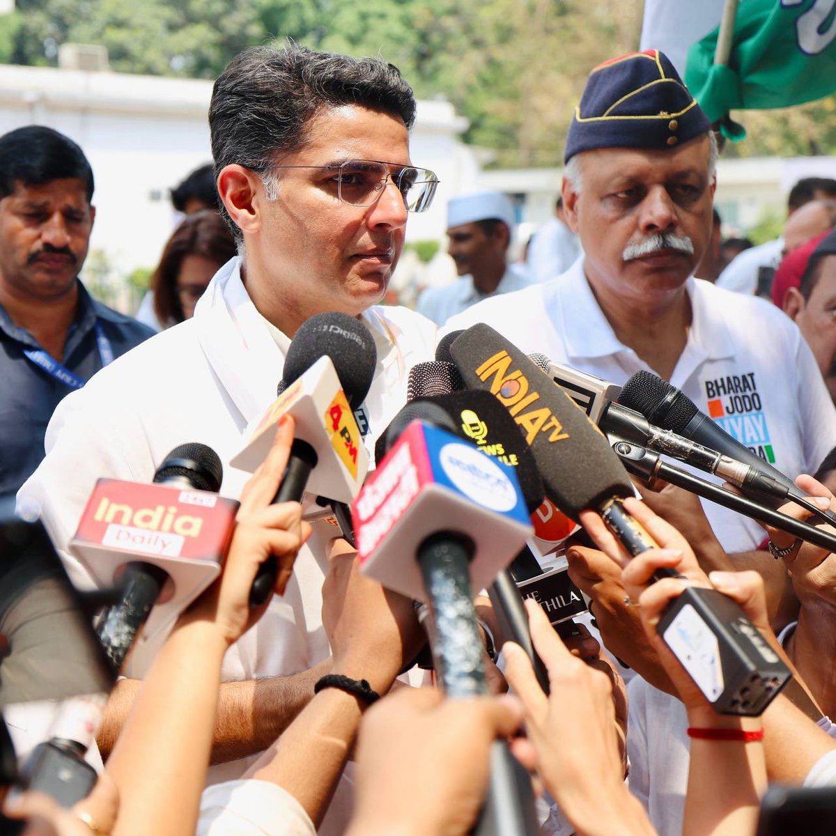 Sachin Pilot (@sachinpilot) on Twitter photo рдиреЗрд╢рдирд▓ рд╣реЗрд░рд╛рд▓реНрдб рдХреЗ рдорд╛рдорд▓реЗ рдореЗрдВ ED рджреНрд╡рд╛рд░рд╛ рдЖрджрд░рдгреАрдп рд╕реЛрдирд┐рдпрд╛ рдЧрд╛рдВрдзреА рдЬреА рдФрд░ <a href="/RahulGandhi/">Rahul Gandhi</a> рдЬреА рдкрд░ рдЖрд░реЛрдк рдкрддреНрд░ рджрд╛рдпрд░ рдХрд┐рдП рдЬрд╛рдирд╛ рдкреВрд░реА рддрд░рд╣ рд╕реЗ рд░рд╛рдЬрдиреАрддрд┐рдХ рдкреНрд░рддрд┐рд╢реЛрдз рд╕реЗ рдкреНрд░реЗрд░рд┐рдд рд╣реИред
рдЗрд╕ рдорд╛рдорд▓реЗ рдореЗрдВ рд╢реНрд░реАрдорддреА рд╕реЛрдирд┐рдпрд╛ рдЧрд╛рдВрдзреА рдЬреА рдФрд░ рд░рд╛рд╣реБрд▓ рдЧрд╛рдВрдзреА рдЬреА рдХреЛ рд╕рд┐рд░реНрдл рдЗрд╕рд▓рд┐рдП рдирд┐рд╢рд╛рдирд╛ рдмрдирд╛рдпрд╛ рдХреНрдпреЛрдВрдХрд┐ рд╡реЗ рд╡рд┐рдкрдХреНрд╖ рдХреА рдордЬрдмреВрдд рдЖрд╡рд╛рдЬ рд╣реИрдВред
рдпрд╣ рдиреЗрд╢рдирд▓ рд╣реЗрд░рд╛рд▓реНрдб рдХреЗ рдорд╛рдорд▓реЗ рдореЗрдВ ED рджреНрд╡рд╛рд░рд╛ рдЖрджрд░рдгреАрдп рд╕реЛрдирд┐рдпрд╛ рдЧрд╛рдВрдзреА рдЬреА рдФрд░ <a href="/RahulGandhi/">Rahul Gandhi</a> рдЬреА рдкрд░ рдЖрд░реЛрдк рдкрддреНрд░ рджрд╛рдпрд░ рдХрд┐рдП рдЬрд╛рдирд╛ рдкреВрд░реА рддрд░рд╣ рд╕реЗ рд░рд╛рдЬрдиреАрддрд┐рдХ рдкреНрд░рддрд┐рд╢реЛрдз рд╕реЗ рдкреНрд░реЗрд░рд┐рдд рд╣реИред
рдЗрд╕ рдорд╛рдорд▓реЗ рдореЗрдВ рд╢реНрд░реАрдорддреА рд╕реЛрдирд┐рдпрд╛ рдЧрд╛рдВрдзреА рдЬреА рдФрд░ рд░рд╛рд╣реБрд▓ рдЧрд╛рдВрдзреА рдЬреА рдХреЛ рд╕рд┐рд░реНрдл рдЗрд╕рд▓рд┐рдП рдирд┐рд╢рд╛рдирд╛ рдмрдирд╛рдпрд╛ рдХреНрдпреЛрдВрдХрд┐ рд╡реЗ рд╡рд┐рдкрдХреНрд╖ рдХреА рдордЬрдмреВрдд рдЖрд╡рд╛рдЬ рд╣реИрдВред
рдпрд╣