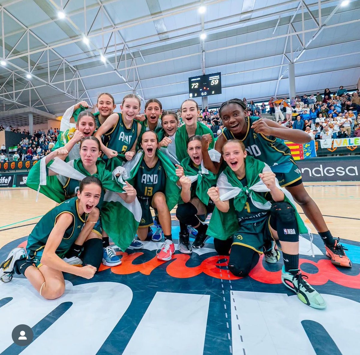 Estas minis son ENORMES. 💚🤍💚

𝑪𝒂𝒎𝒑𝒆𝒐𝒏𝒂𝒔 𝒅𝒆 𝑬𝒔𝒑𝒂ñ𝒂 🥇

📸: <a href="/BaloncestoESP/">Baloncesto España</a>