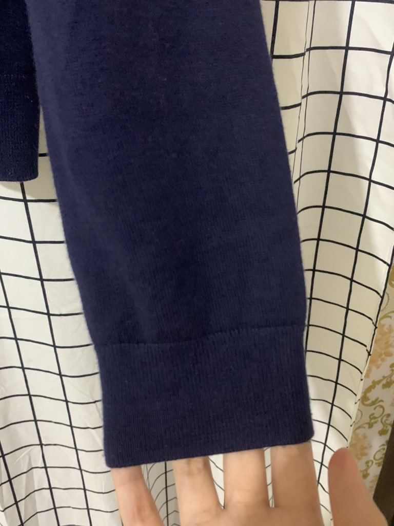 dounssa's tweet photo. wts preloved cardigan uv uniqlo navy size M 
-85k 
-bagian kerah &amp; rib lengan agak melar #zonauang https://t.co/YEnMDr4Ayq
