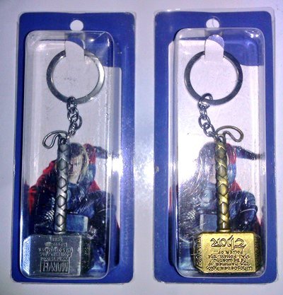 gantungan kunci"Thor’s Hammer".

produksi Cheng Toys (China) tahun 2011.

Material logam, panjang 8 cm, berat 50 gram.

Rp50.000.