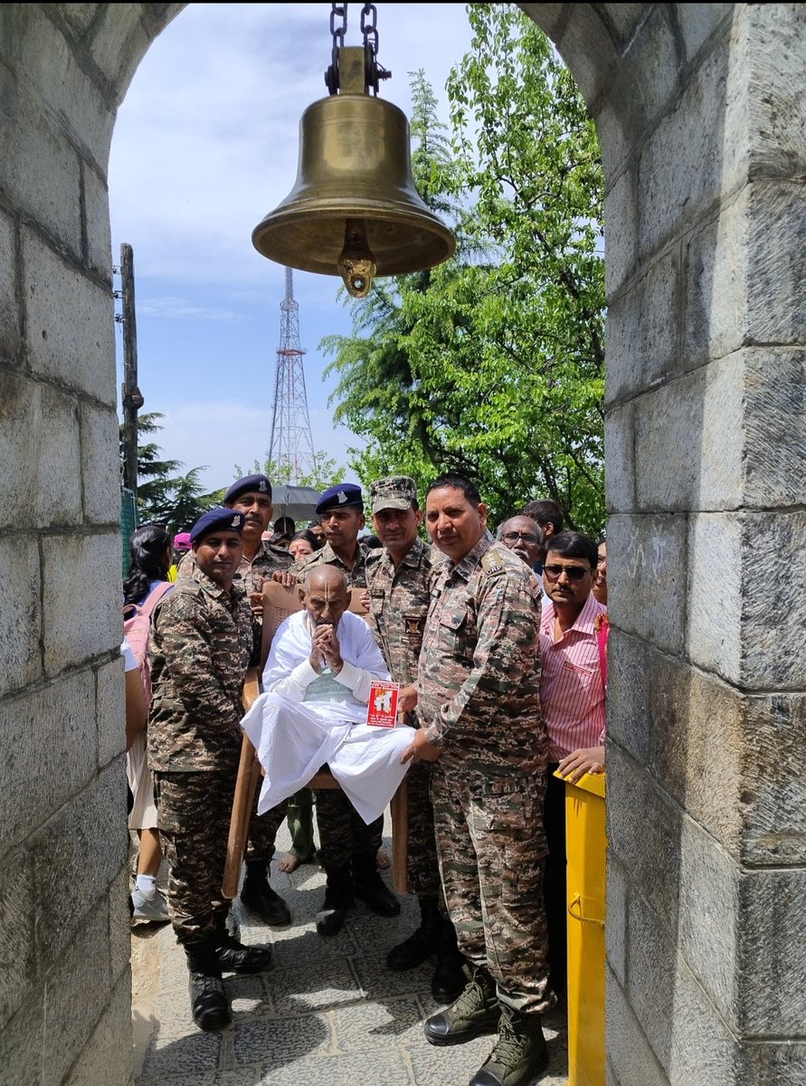 61Bncrpf's tweet photo. श्री शिवानंद स्वामी(पद्मश्री)द्वारा 129 वर्ष की लम्बी उम्र तथा स्वास्थ्य कारणों से श्री शंकराचार्यजी मंदिर की सीढ़ियों पर चढ़ने में असमर्थता जताने पर डी/@61बटालियन के जाबांज कार्मिकों द्वारा उनको मंदिर में दर्शन कराकर सेवाभाव की मिसाल प्रस्तुत की गई।@crpfindia @crpf_srinagar https://t.co/3sDSAXxl7K