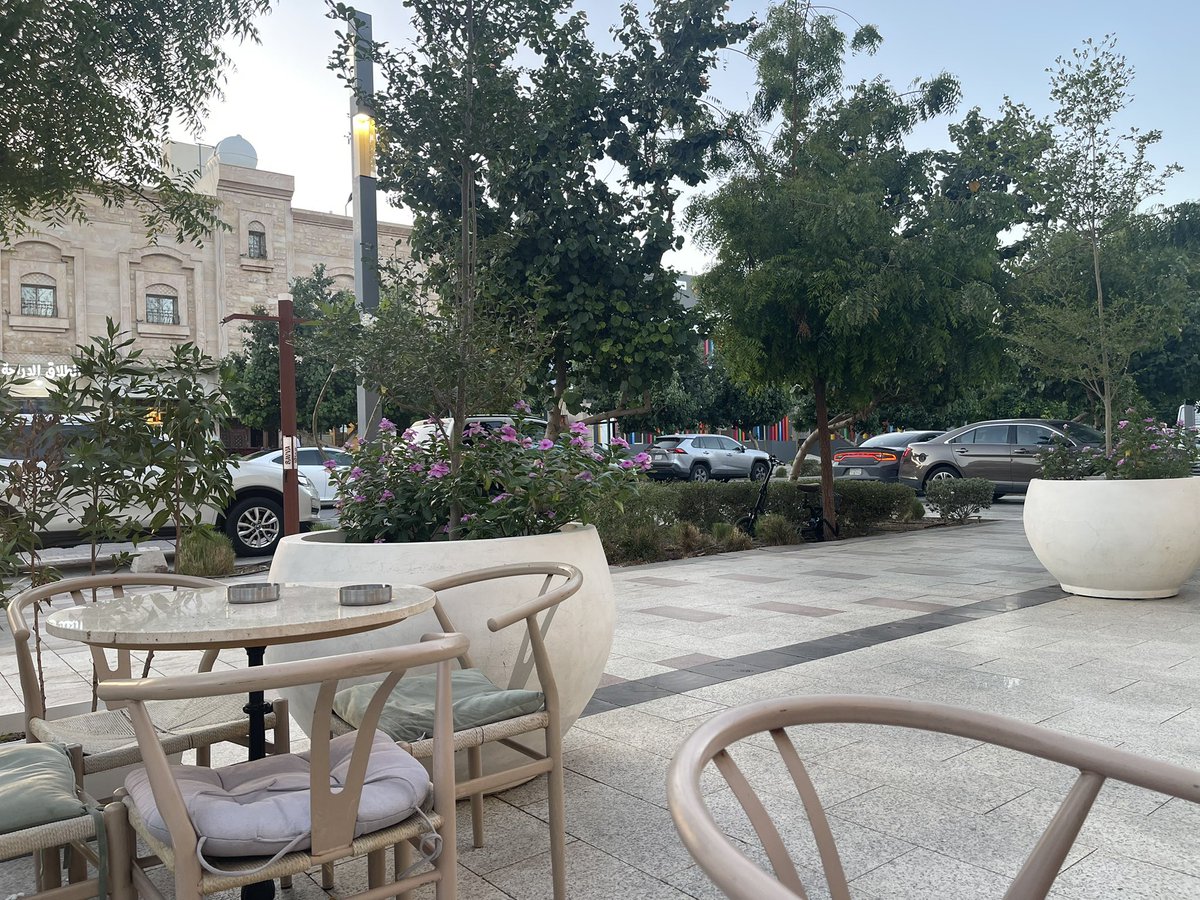 ehabamri's tweet photo. مثال جيد في المدينة المنورة لاعادة تأهيل شارع سكني وتحويله إلى تجاري. في حي سلطانة             المدينة المنورة من خلال هيئة تطوير المدينة والأمانة تقوم بعمل مميز في اعادة تأهيل الطرق والشوارع #Ehab_streets https://t.co/U8X3afRncu