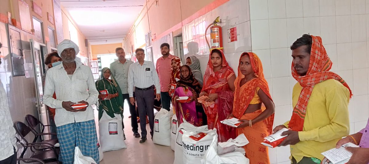 आज दिनांक 15-04-2025 को विश्व क्षय रोग दिवस के उपलक्ष में टीबी इकाई CHOLAPUR वाराणसी में गोद लिए हुए क्षय रोगियों को Feeding India से प्राप्त पोषण पोटली का वितरण करते हुए <a href="/Drpiyushrai77/">Dr Piyush Rai</a> <a href="/FeedingIndia/">Feeding India</a> <a href="/CMO_VARANASI/">CMO VARANASI</a> <a href="/ntep_ghazipur/">TB Mukt Bharat-Ghazipur (U P)</a> <a href="/ntep_UP/">TB Mukt Bharat- Uttar Pradesh</a> <a href="/NTEPLUCKNOW1/">TB-MUKT-BHARAT:-LUCKNOW (UP)</a> <a href="/ddgtb2017/">DDG - TB | #TBMuktBharat</a> <a href="/TBHDJ/">TB Harega Desh Jeetega</a>