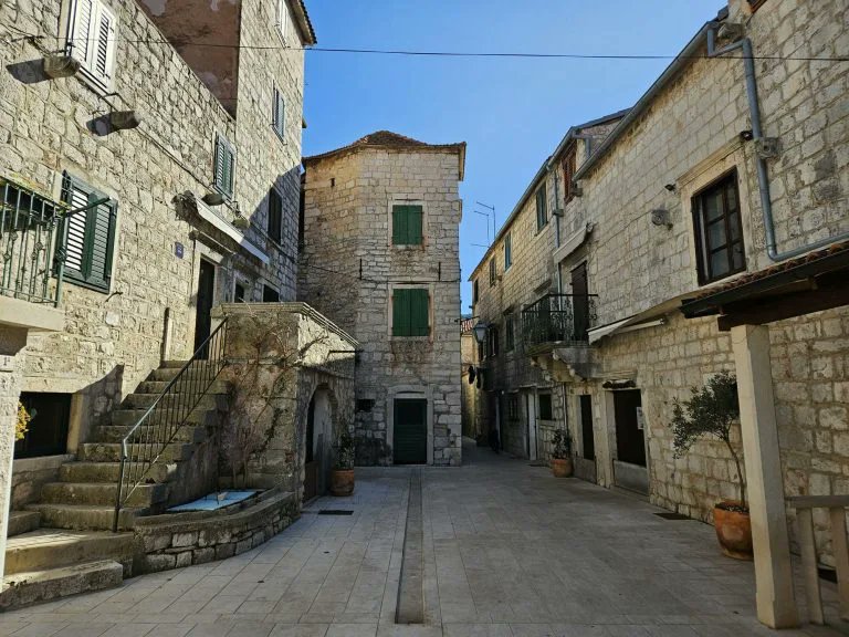 RJonTourUK tweet media