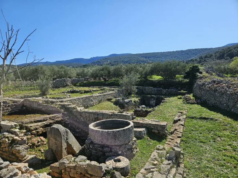 RJonTourUK tweet media