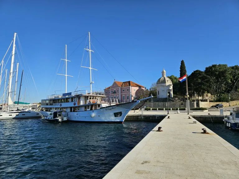 RJonTourUK tweet media