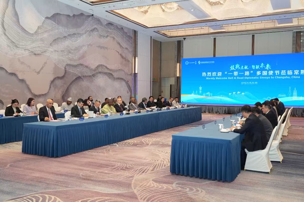 IBI_INTL_GROUP's tweet photo. On April 14, Mr. Yu Wei, Party Secretary of Changshu, met with envoys and diplomats from Belt and Road partner countries including Cameroon, Jordan, Pakistan, Nigeria, Türkiye, Uzbekistan, Morocco and Ghana as well as Amb. Sha Zukang, former UN Under-Secretary-General, and Mr. Ibrahim Munir, Chairman of IBI Group. After the meeting, Mr. Yu hosted a dinner reception. During the meeting, Mr. Yu introduced Changshu’s history, economic development, and openness to international collaboration. He reaffirmed the city’s commitment to high-level opening-up and support for “going global + bringing in” initiatives. He expressed hopes for stronger ties, more joint projects, and emphasized IBI Group’s role as a bridge for deeper cooperation under the Belt and Road framework.
#Changshu #Suzhou #BRI #BRETC
4月14日，常熟市委书记虞伟会见了来自喀麦隆、约旦、巴基斯坦、尼日利亚、土耳其、乌兹别克斯坦、摩洛哥和加纳等“一带一路”共建国家的使节，以及联合国前副秘书长沙祖康和易必集团董事长莫尼等一行。会后，虞伟还举办了招待晚宴。在会上，虞伟详细介绍了常熟的历史文化、经济发展及对外开放情况，并表示常熟将坚定不移推进高水平对外开放，积极服务保障企业“走出去+引进来”，为共建“一带一路”贡献更多力量。他衷心希望各位使节继续关心支持常熟发展，共同推动双方交流合作更上一层楼，并期待易必集团发挥桥梁纽带作用，推动更多优质项目落地常熟。