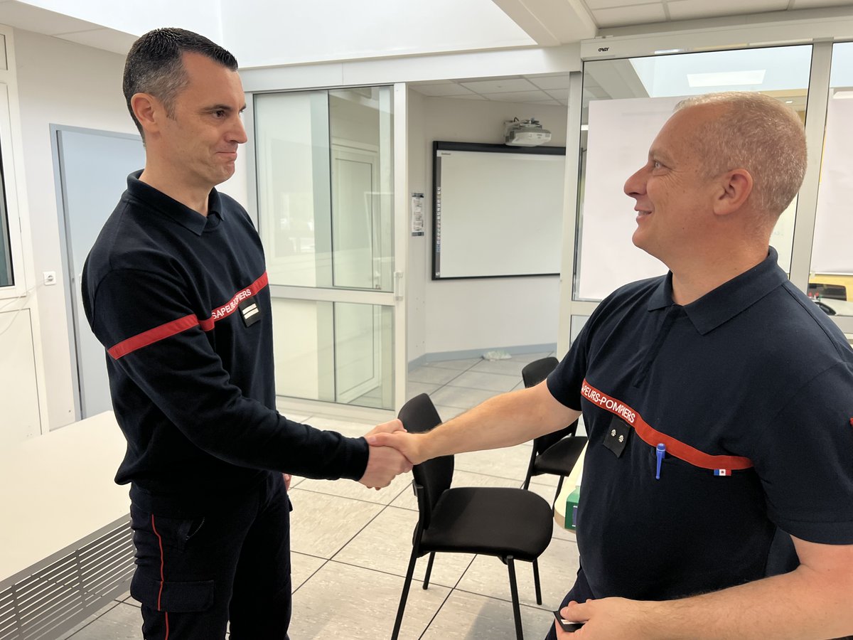 Sapeurs-pompiers de Saône-et-Loire (@sdis71) on Twitter photo #RECONNAISSANCE | Remise du galon de lieutenant à Hubert PUIG des mains du directeur départemental le cgl <a href="/FredericPignaud/">Frédéric PIGNAUD</a>. Rattaché au groupement engagement #OPS, Hubert PUIG a contribué à la mise en œuvre du nouveau #RO et aux groupes de travail #NexSIS.
👏Bravo à lui ! #RECONNAISSANCE | Remise du galon de lieutenant à Hubert PUIG des mains du directeur départemental le cgl <a href="/FredericPignaud/">Frédéric PIGNAUD</a>. Rattaché au groupement engagement #OPS, Hubert PUIG a contribué à la mise en œuvre du nouveau #RO et aux groupes de travail #NexSIS.
👏Bravo à lui !