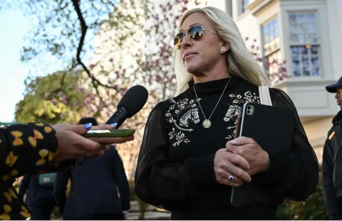 lequotidien509's tweet image. 🇺🇸 L’élue républicaine #MarjorieTaylorGreene , proche de @realDonaldTrump, a acheté des dizaines de milliers de dollars d’actions juste avant le spectaculaire revirement du président américain sur les droits de douane le 9 avril qui a fait rebondir les marchés, selon un document…