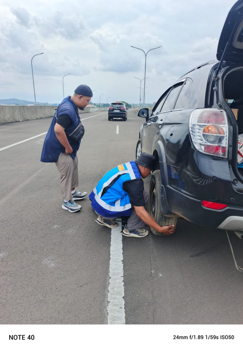 maromadhoni's tweet photo. Terimakasih ditolong petugas Marga Sarana Jabar pak Ade. Semoga kebaikannya dibalas Allah. Amin @MARGASARANA https://t.co/1O30nZeXu9