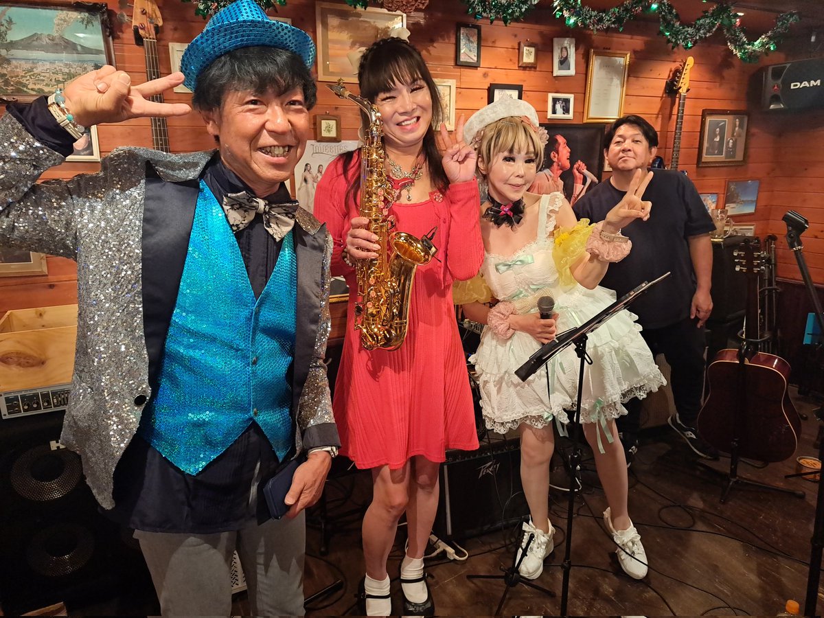 昨晩は東京からのプロのみなさん、恵中瞳さん、南雲一範さん、なささんのバックをカホンで務めさせてもらった。
キメキメのオリジナル曲に対応できず恥ずかしい出来😫
でも、皆さんの曲も演奏もキャラも素晴らしくて楽しかった。お土産も感謝🙇
人生残り少ないですが、反省して、精進いたします🙇‍♂️💦