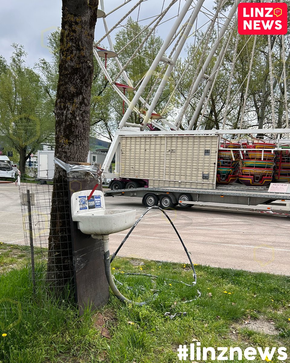 linzdotnews's tweet image. 👀 TAGADA IS WIEDER DA!
🎡 Urfahrmarkt Aufbau läuft.
👉 Der Urfix startet am Samstag in einer Woche.

#aufbau #feuerundeis #tagada #Urfahrmarkt #urfix #countdown #linz #jahrmarkt #volksfest #wiesn #night #omg