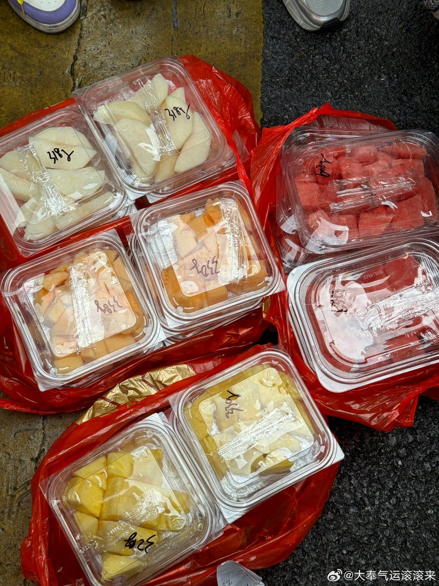 WangHediFolder's tweet photo. 250416 #DylanWang also ordered takeout dinner, post-meal fruits, and Chagee for his XDHs. 💜

#WangHedi #HelloSaturday #Hi6 https://t.co/DjsMHGjZyI