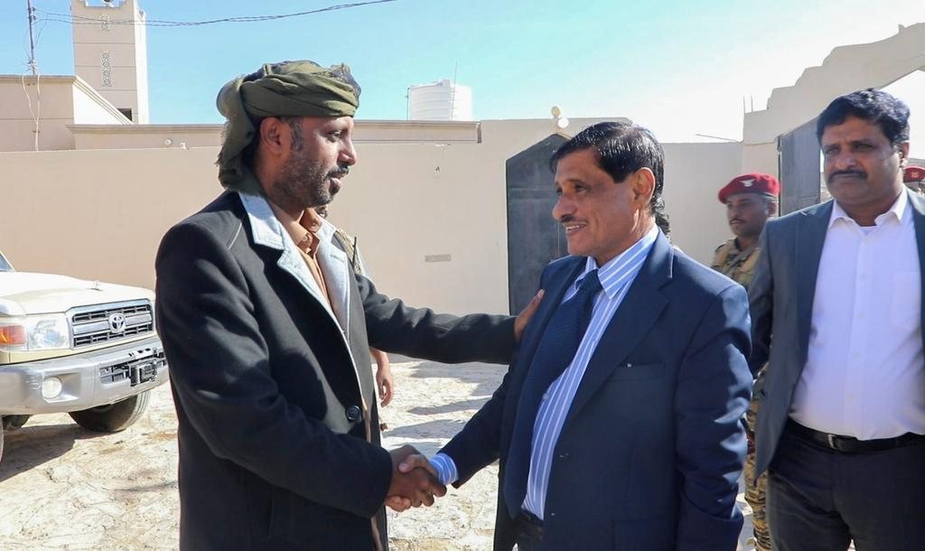 لا تربطني باللواء فرج البحسني أي علاقة من أي نوع، لا سياسية ولا شخصية. التقيته في حياتي مرتين لا أكثر؛ الأولى خلال زيارة قمت بها إلى حضرموت عام٢٠١٩، والثانية لقاء عابر تم في قصر معاشيق عقب تشكيل مجلس القيادة الرئاسي.
لكن الحقيقة التي يجب أن تُقال — رغم كل الملاحظات على أدائه — أن