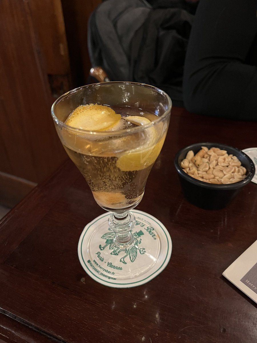 DJohnston83's tweet photo. Harry’s bar Paris. #BondLocations https://t.co/9Bc23BzPid