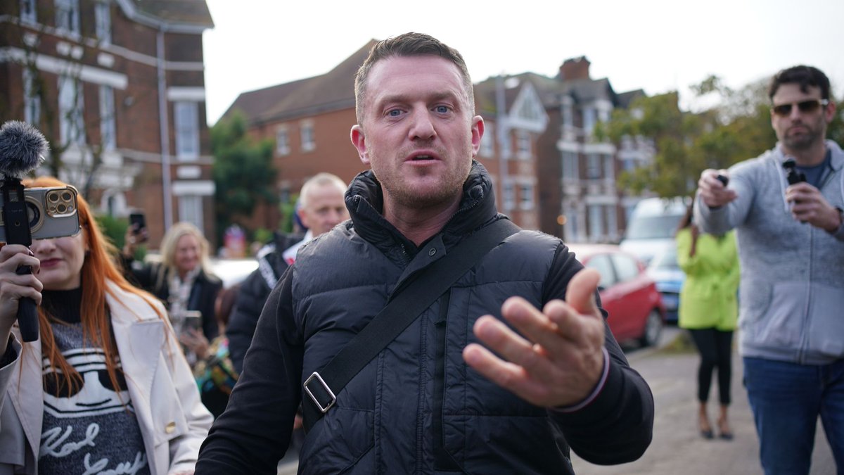 Hearts of Oak (@heartsofoakuk) on Twitter photo BREAKING: Tommy Robinson <a href="/TRobinsonNewEra/">Tommy Robinson 🇬🇧</a> has lost his appeal against his solitary confinement. BREAKING: Tommy Robinson <a href="/TRobinsonNewEra/">Tommy Robinson 🇬🇧</a> has lost his appeal against his solitary confinement.