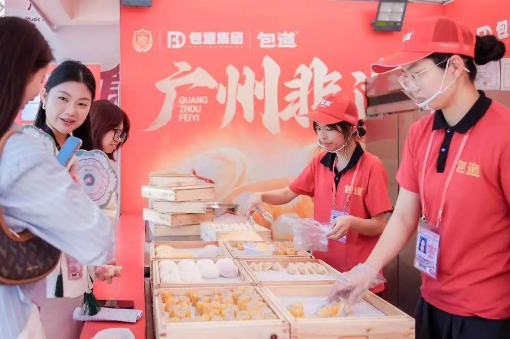 iGuangdong's tweet photo. The 137th @cantonfair kicked off the "Taste in #Guangzhou" Music and Food Festival🎵🥘 on April 15 in Zone D.

The 15-day event offers a fusion of food, music, and culture. It's the ideal spot to unwind and indulge your taste buds! 😋 #OnInGD @TastesChina https://t.co/PqwOs4Pyw4
