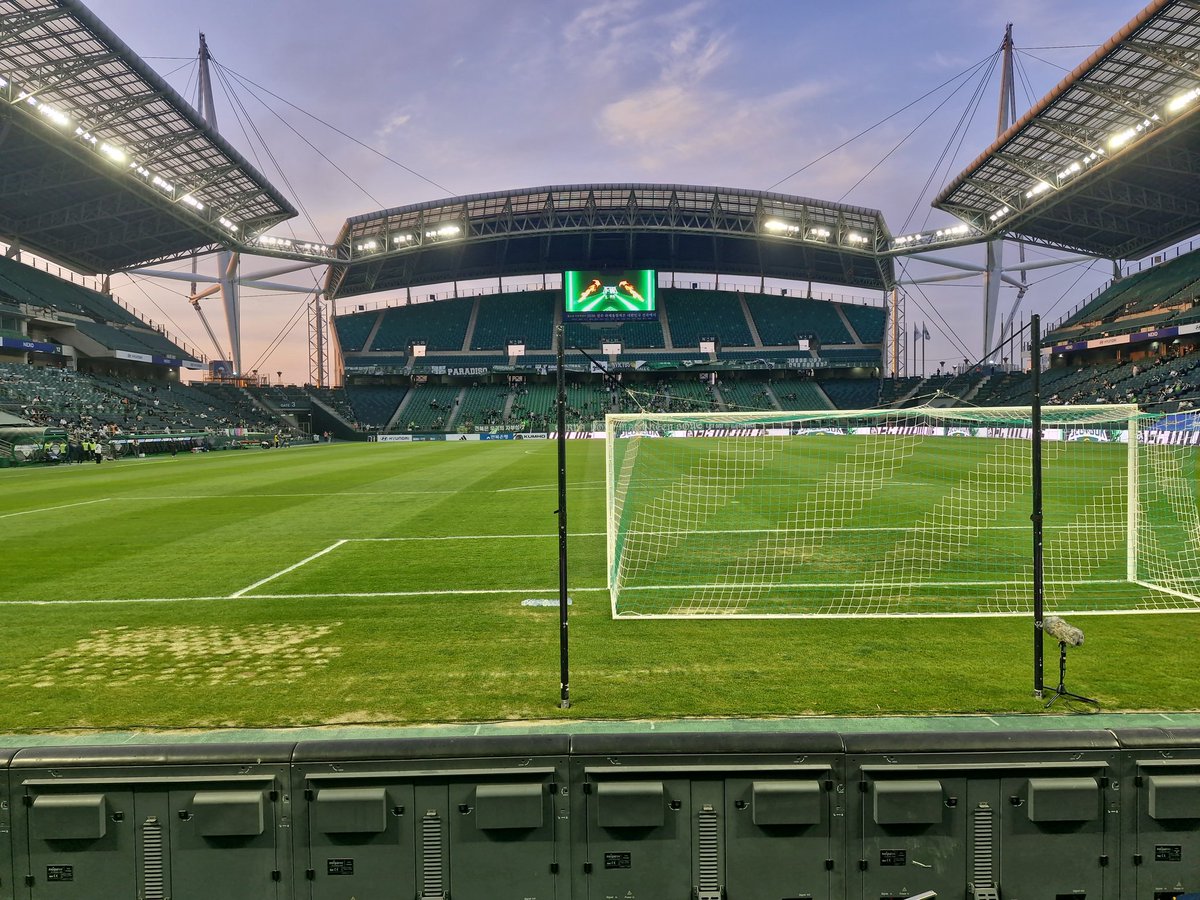 Jeonbuk vs Ansan   A rare evening out for the Green Wolves in what is the highest profile Ansan game since the police went to FC Seoul in 2016. The magic of the cup! #커리아컵 #안산그리너스 #Ansan #CoA
