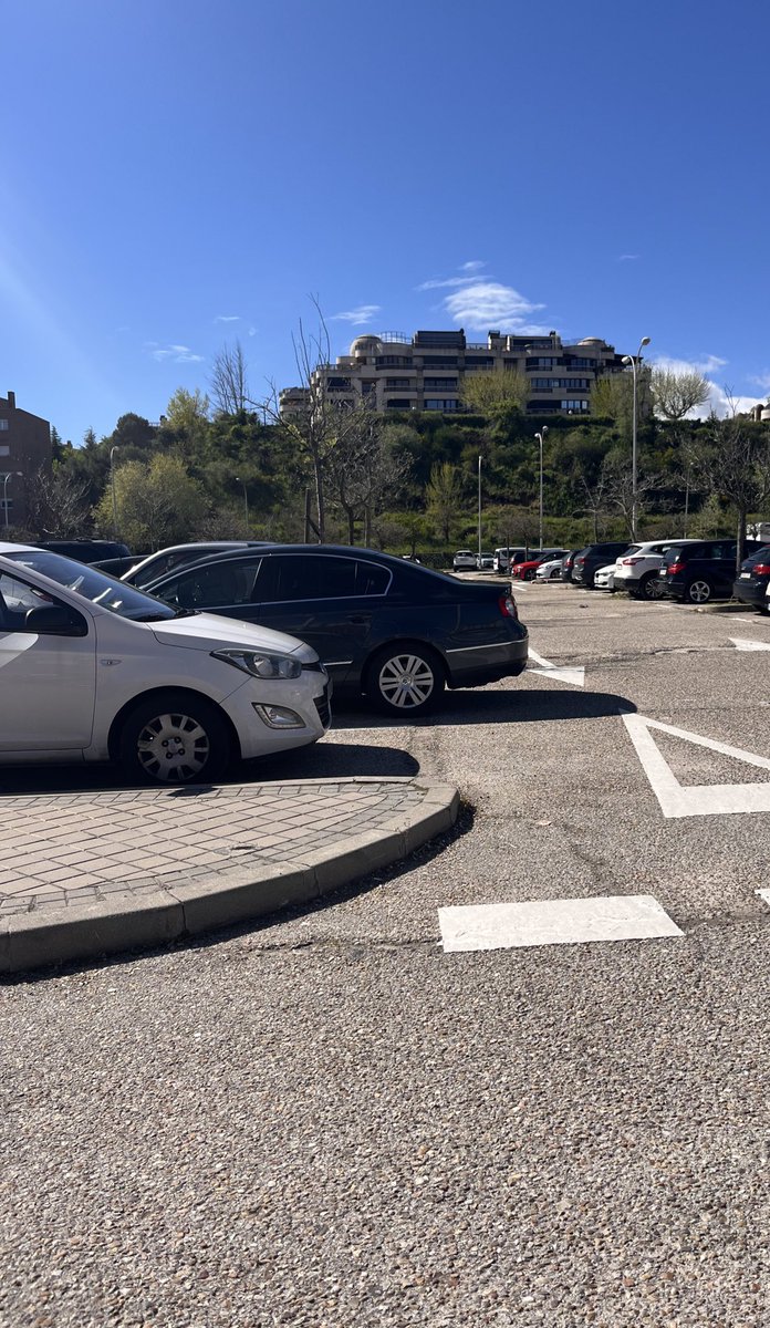 grunoncilla's tweet photo. Me preguntó que habrá pasado para que le coche haya quedado así: 
1) Se le olvidó poner el freno de mano.
2) Había un coche mal aparcado delante. 
3) Cree que su coche es muuuy largo. 
¿Se os ocurren más opciones? https://t.co/m2xMBhEols
