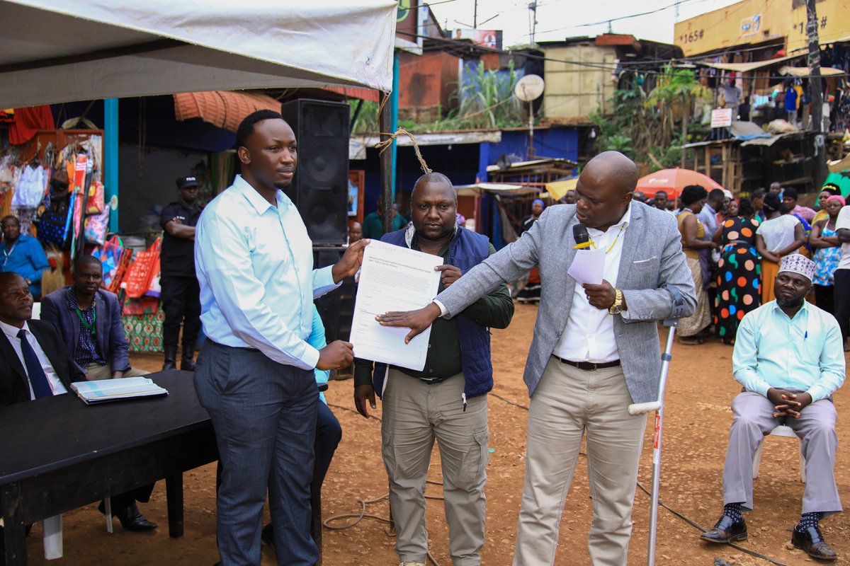 GKMAUrbanDevt's tweet photo. The Mpigi Central Market is steps away from being constructed under the GKMA-UDP. Yesterday, State Minister for Kampala Capital City &amp; Metropolitan Affairs, @kyofakabuye2 met the market vendors &amp; local leaders to unveil the vendor census that will be started next week.@WorldBank https://t.co/dzXgv7YA1X