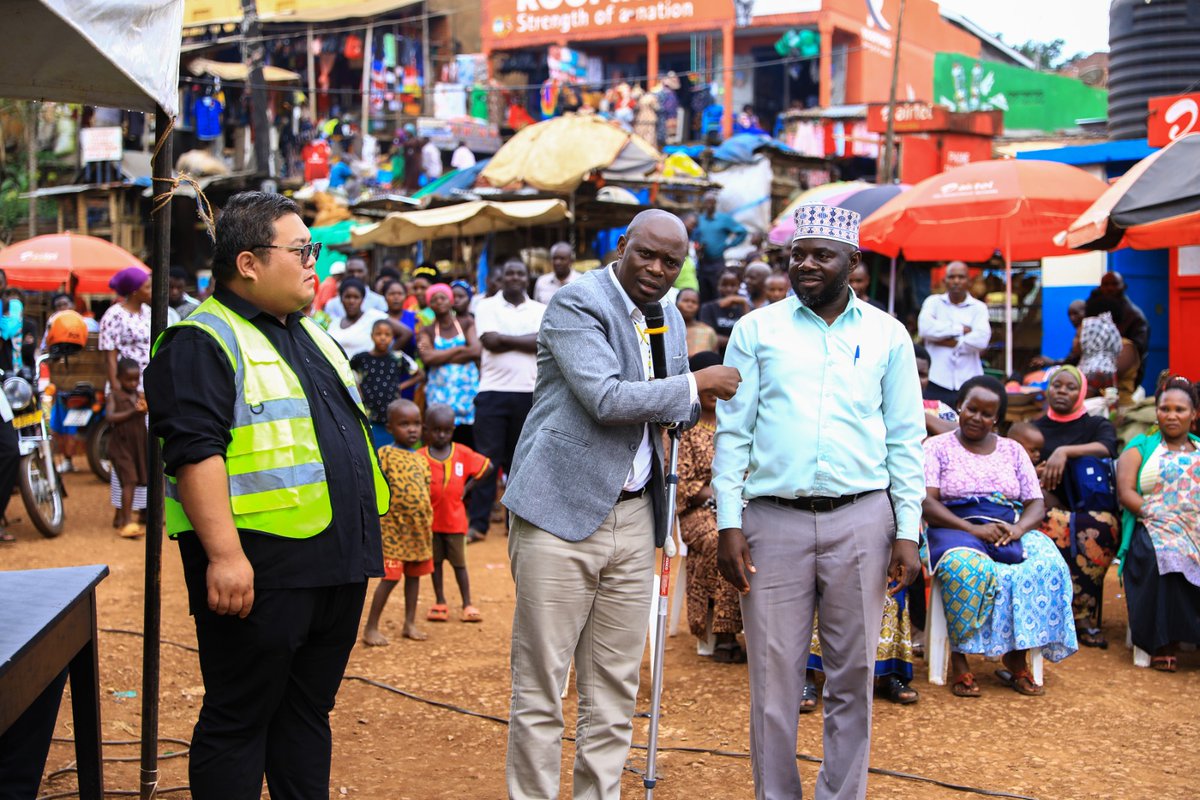 GKMAUrbanDevt's tweet photo. The vendors, through their chairman thanked Government for the consideration and requested for support in proper garbage disposal. The area MP @HonKiyaga said that construction of the Mpigi Central Market would be a dream turned reality. https://t.co/DsS76LcFIC