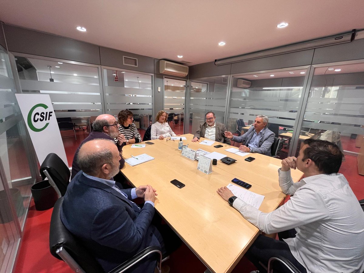 🟢 El presidente de #CSIF Castellón, Javier Estrada, y el responsable de Acción Sindical en la provincia, Vicente Navarro, se han reunido con delegad@s del sindicato en la Universitat Jaume I para trazar la hoja de ruta a seguir y fijar objetivos para los próximos meses
<a href="/CSIFCV/">CSIF CV</a>