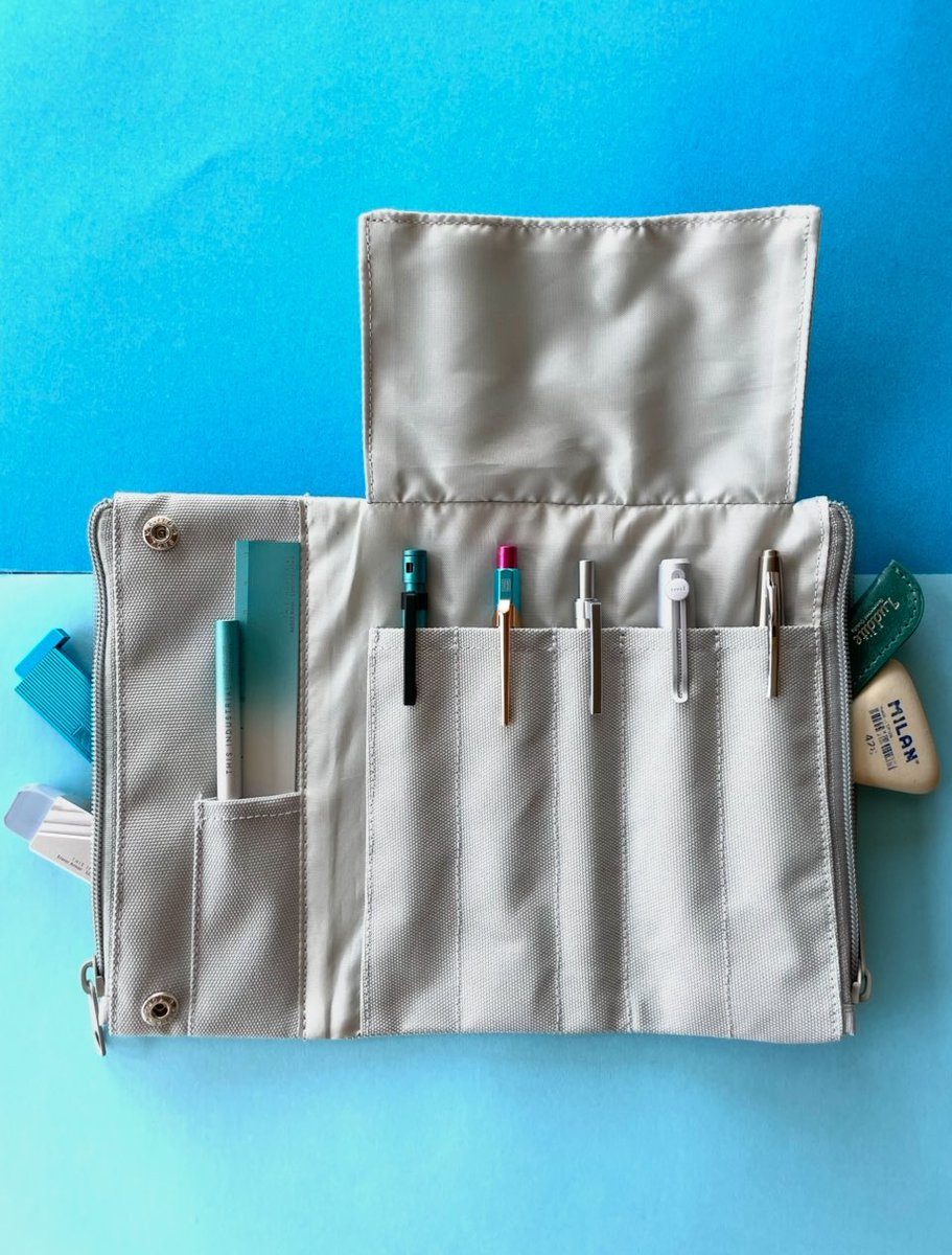 場面3
RESONANCE Bendy Pencase Essential Gray (Photo by オギー)