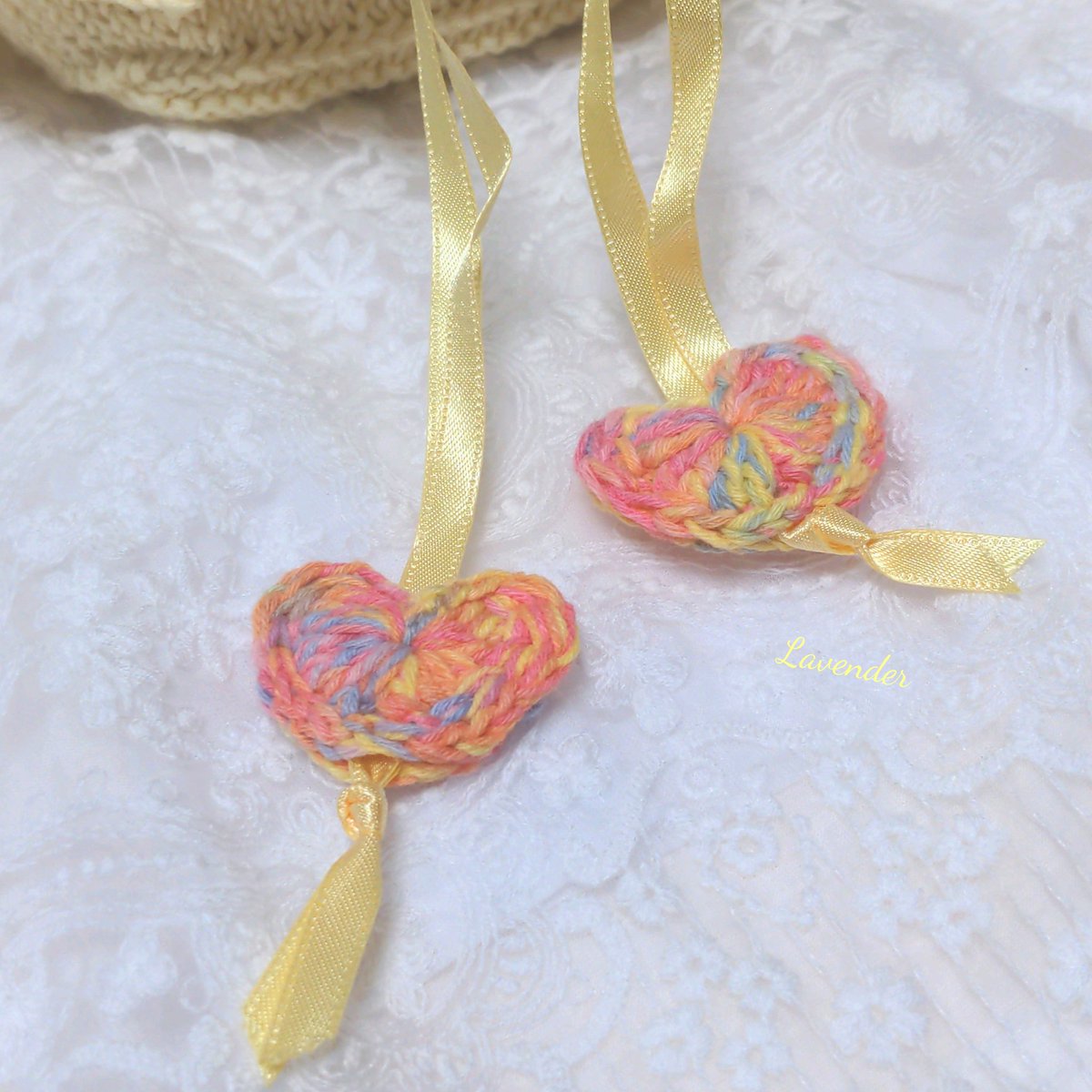 lavender_cotton's tweet photo. 巾着作ったー
余り糸駆使してみたらかなりファンシーな感じに!!
カラフル段染め糸は素材博覧会の時にMONDOFILさんで購入したもの🧶かわいい🩷
ぴったりのビーズがなかったので♡モチーフ付けてみました
棒針のフリルは初だったので勉強になった!
#編み物 #棒針編み #かぎ針編み #MONDOFIL https://t.co/MVQ4dndRVe