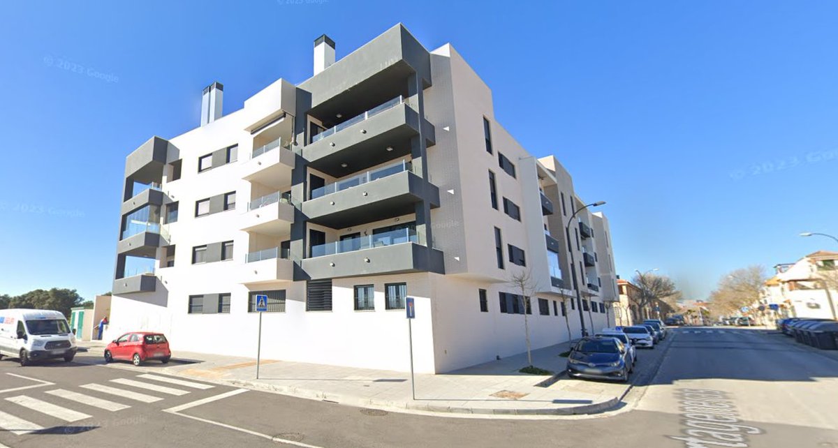 Los mismos pisos grises y blancos que se están poniendo ahora por toda España.
Y sin locales comerciales, que crean barrios anodinos y sin vida.