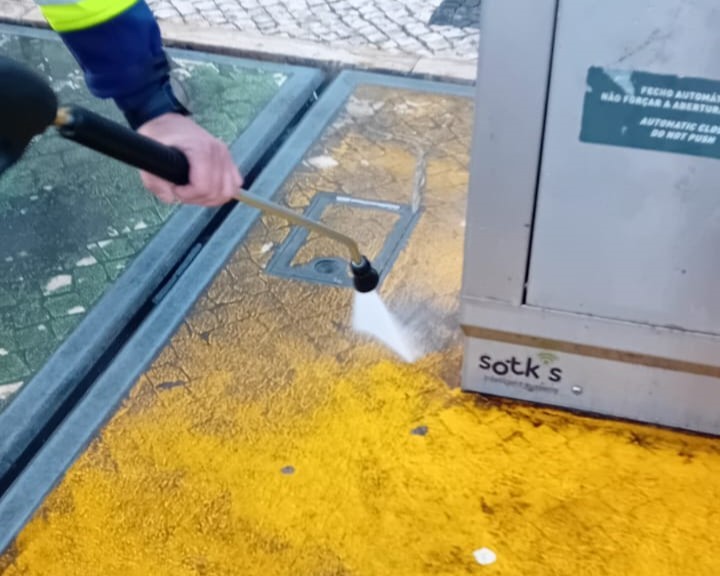 CamaraLisboa's tweet photo. As equipas da Higiene Urbana da Câmara de #Lisboa fazem regularmente a limpeza e higienização de ecopontos e equipamentos de recolha coletiva. Ajude-nos a manter cidade limpa: não coloque o lixo no chão. Se o ecoponto estiver cheio, procure o mais próximo.
#Lisboa limpa, sim! https://t.co/ySk3zVTunI